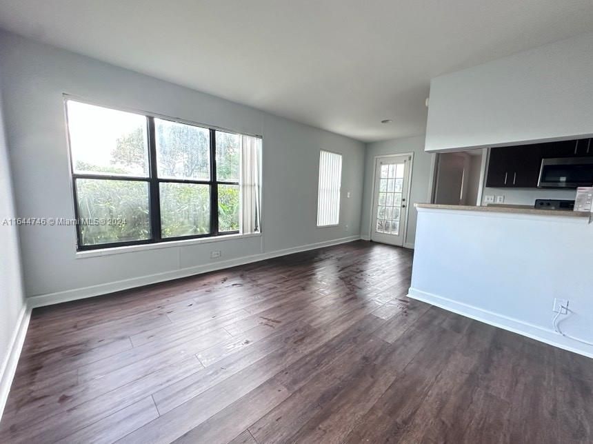 Active With Contract: $1,850 (2 beds, 1 baths, 731 Square Feet)