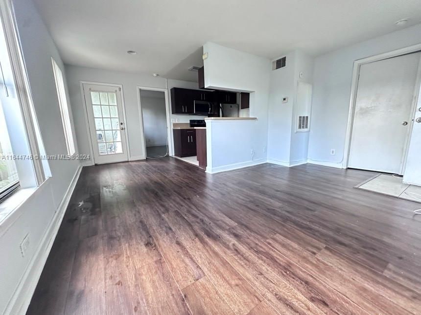 Active With Contract: $1,850 (2 beds, 1 baths, 731 Square Feet)