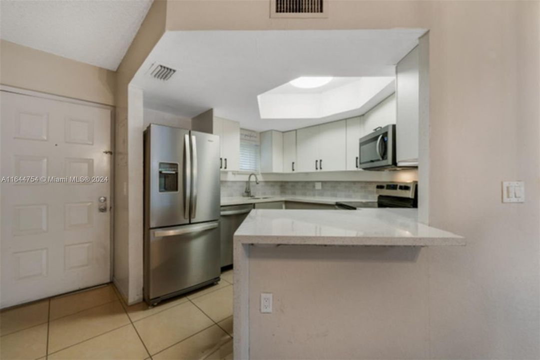 Active With Contract: $265,000 (1 beds, 1 baths, 810 Square Feet)