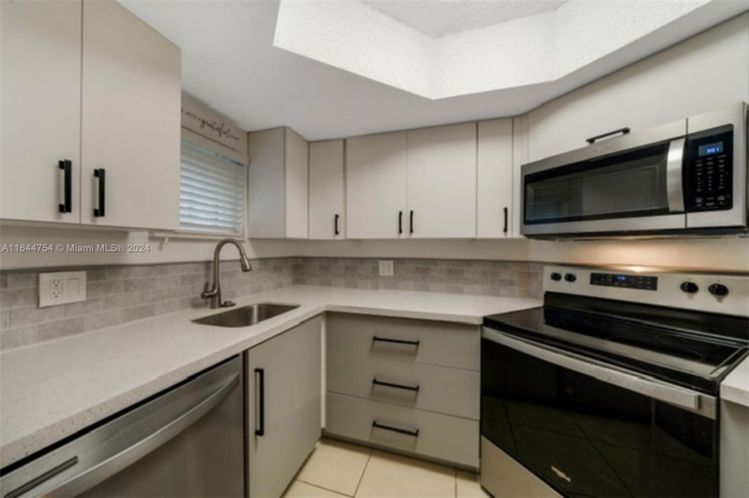 Active With Contract: $265,000 (1 beds, 1 baths, 810 Square Feet)