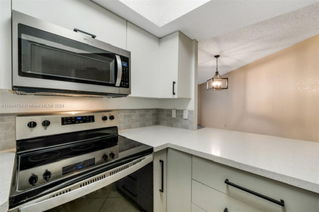 Active With Contract: $265,000 (1 beds, 1 baths, 810 Square Feet)