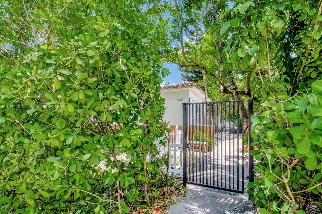 Recientemente alquilado: $2,300 (2 camas, 1 baños, 2700 Pies cuadrados)