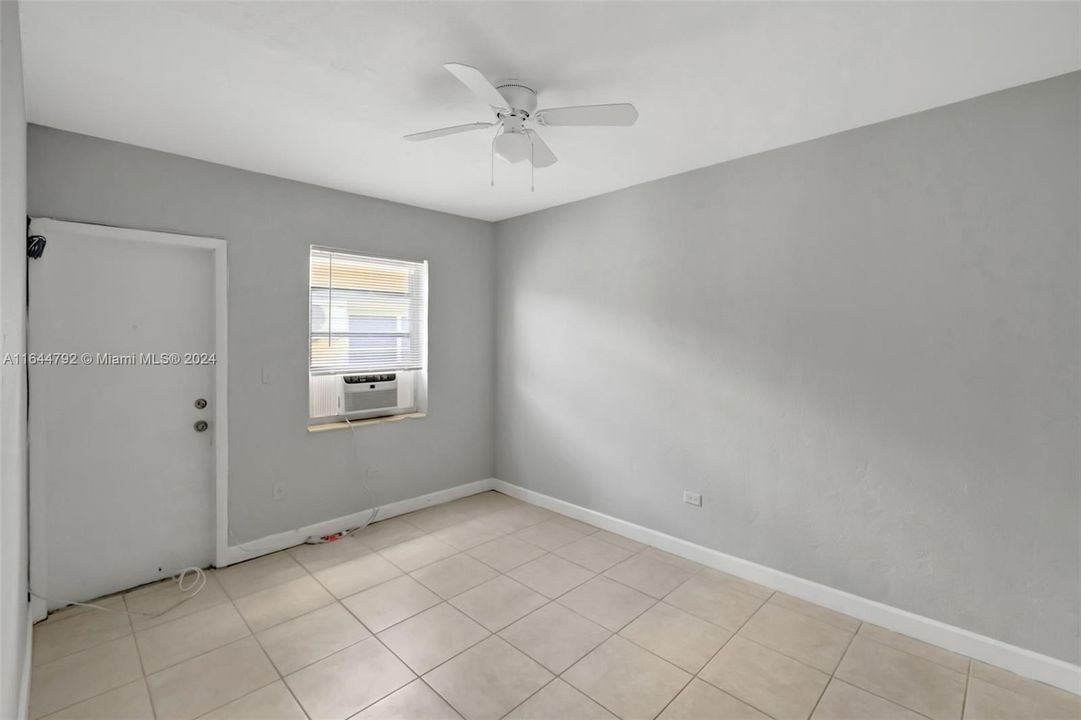 Recientemente alquilado: $2,300 (2 camas, 1 baños, 2700 Pies cuadrados)