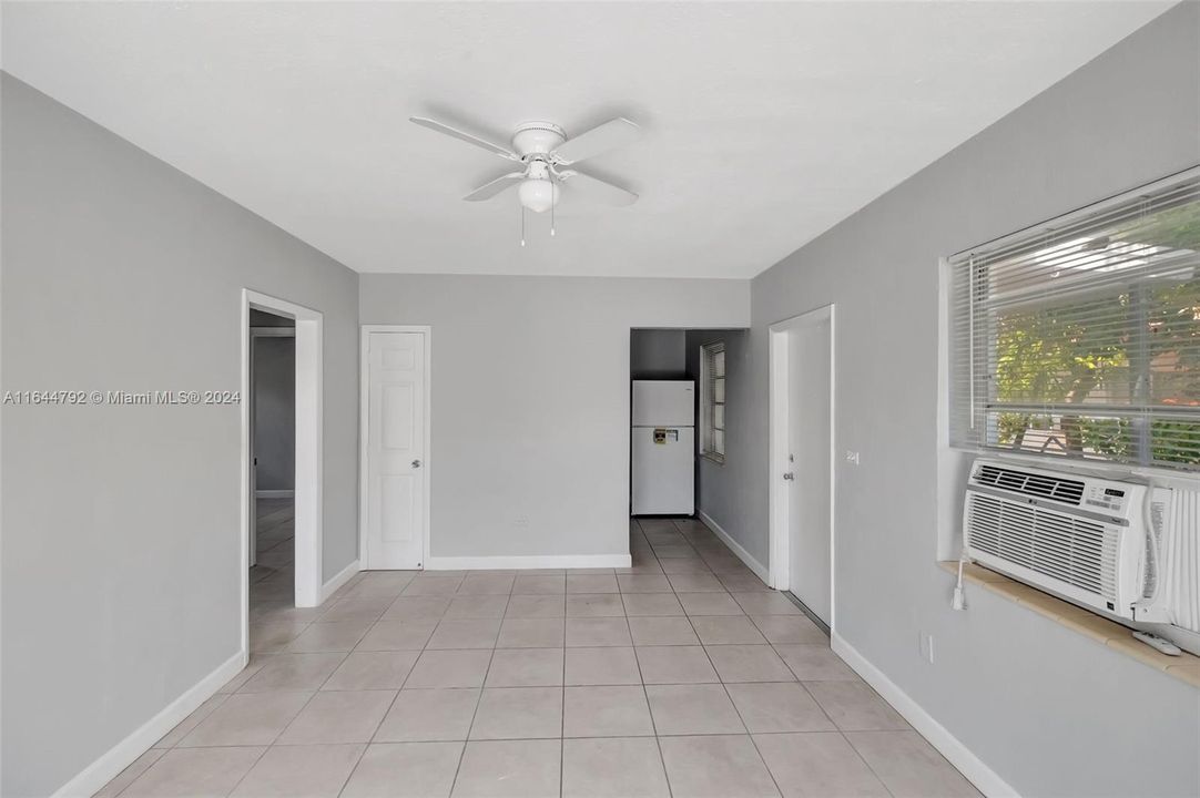 Recientemente alquilado: $2,300 (2 camas, 1 baños, 2700 Pies cuadrados)