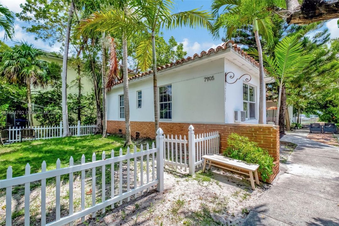 Recientemente alquilado: $2,300 (2 camas, 1 baños, 2700 Pies cuadrados)