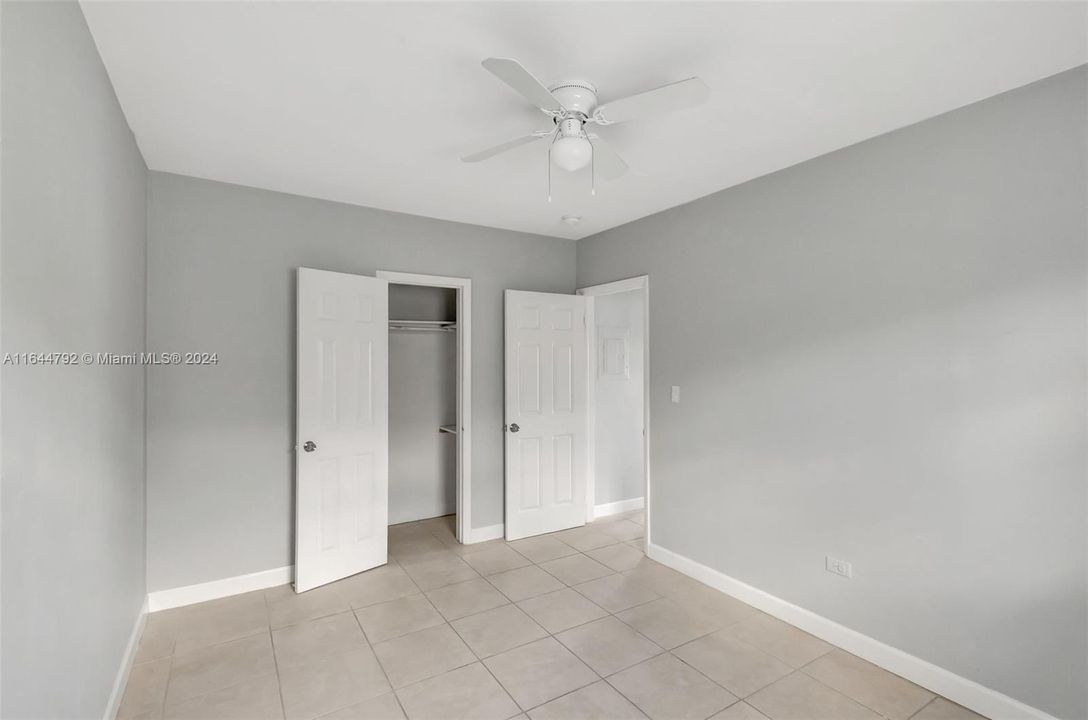 Recientemente alquilado: $2,300 (2 camas, 1 baños, 2700 Pies cuadrados)