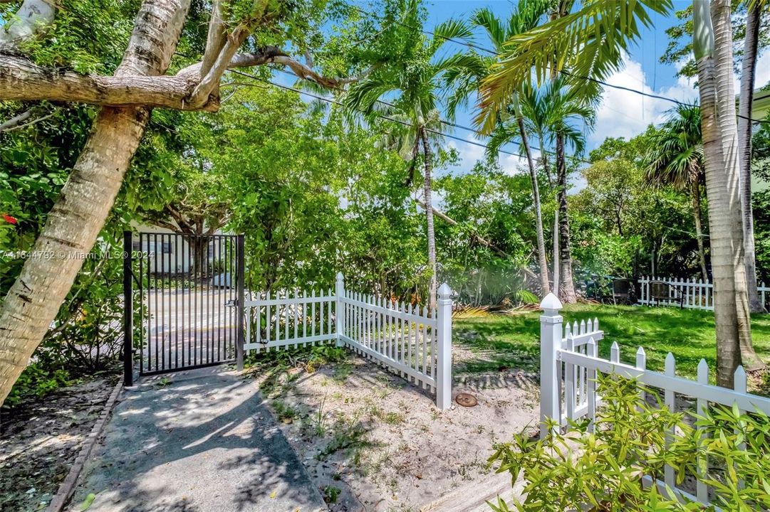 Recientemente alquilado: $2,300 (2 camas, 1 baños, 2700 Pies cuadrados)