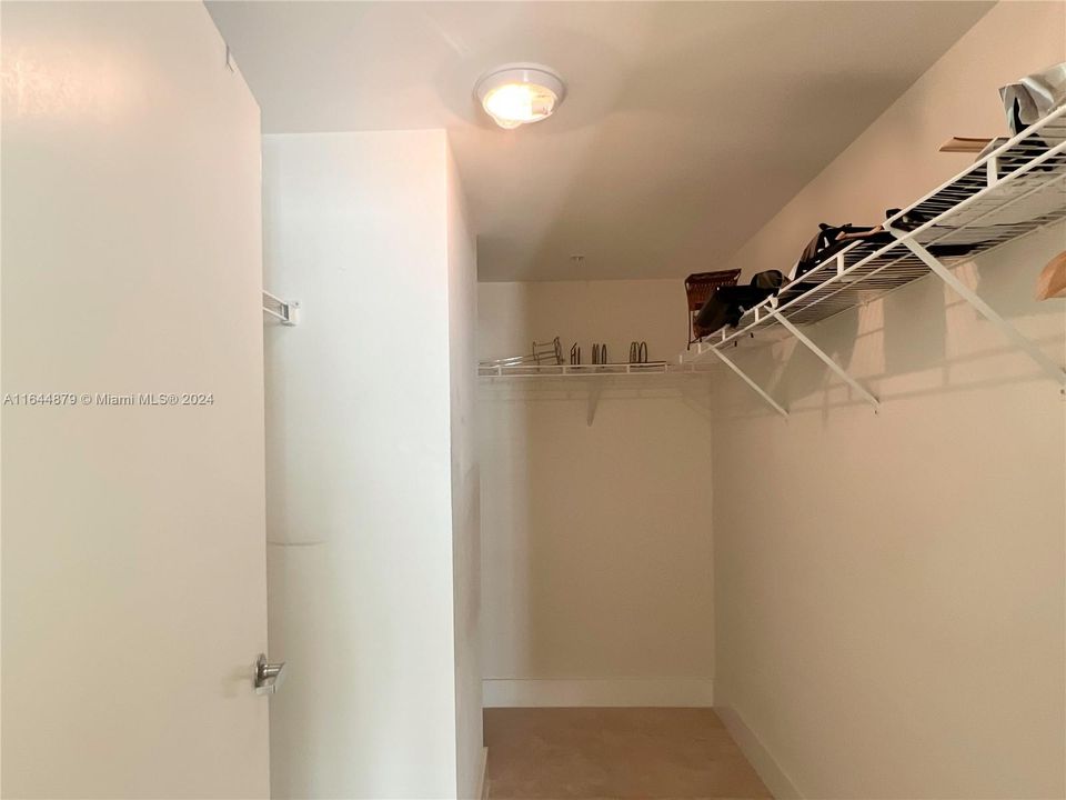 Active With Contract: $3,600 (2 beds, 2 baths, 1467 Square Feet)