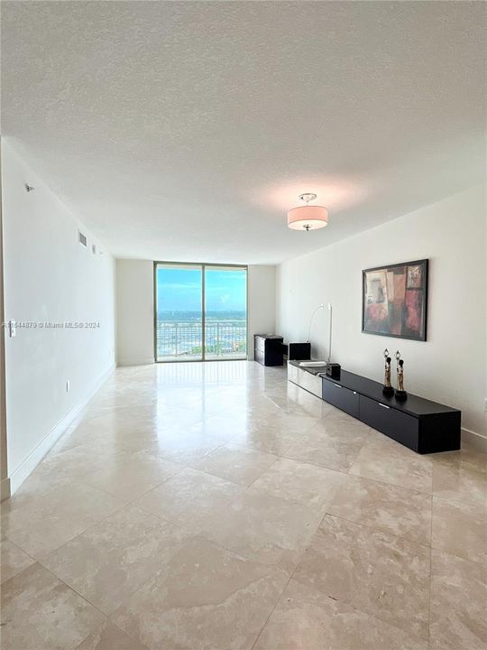 Active With Contract: $3,600 (2 beds, 2 baths, 1467 Square Feet)