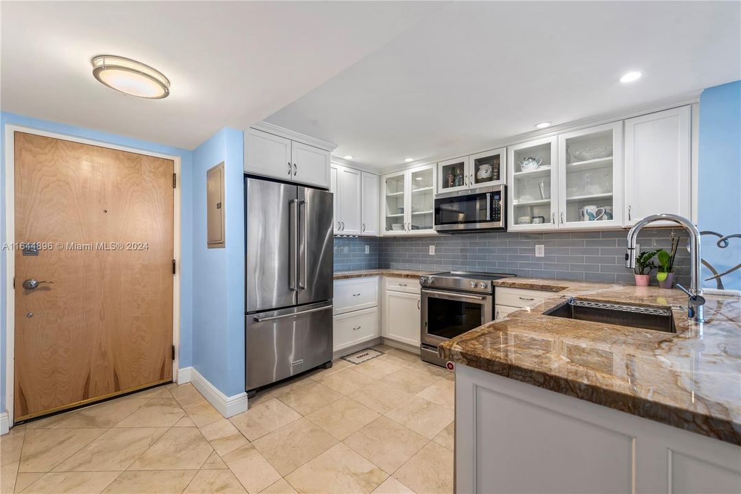 Active With Contract: $3,100 (1 beds, 1 baths, 972 Square Feet)