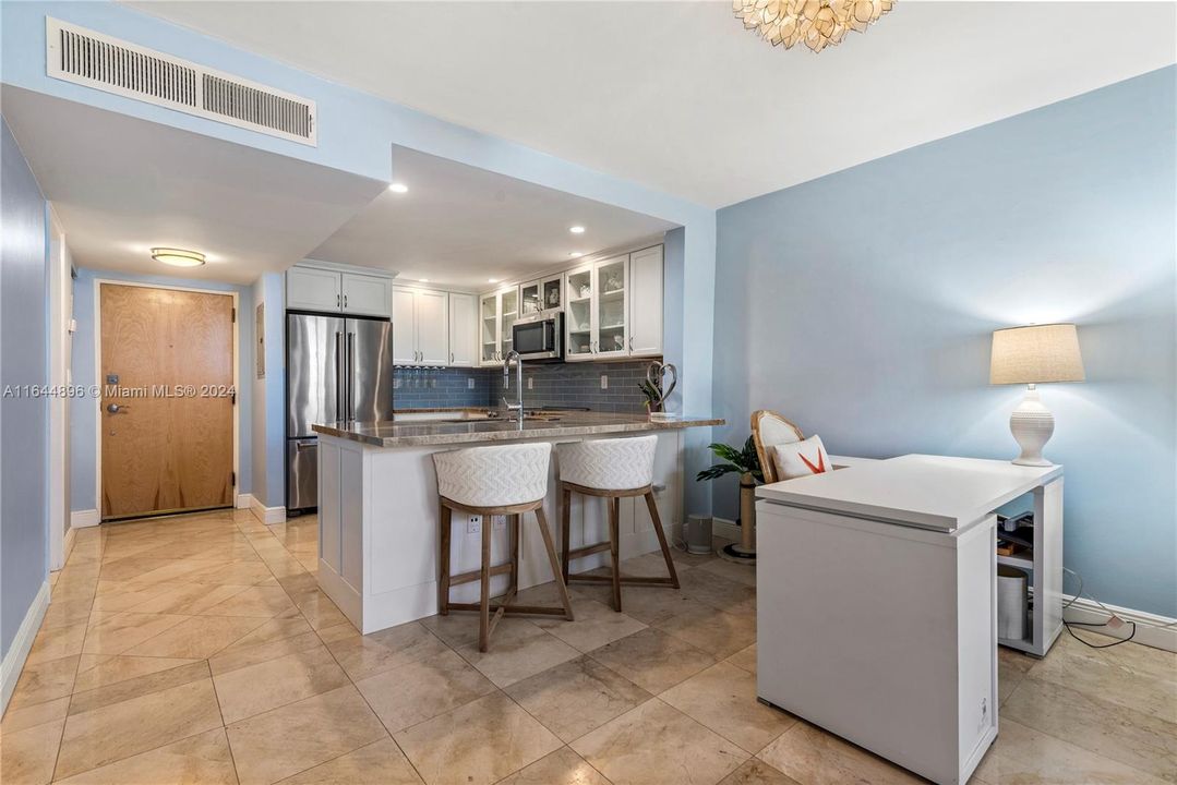 Active With Contract: $3,100 (1 beds, 1 baths, 972 Square Feet)