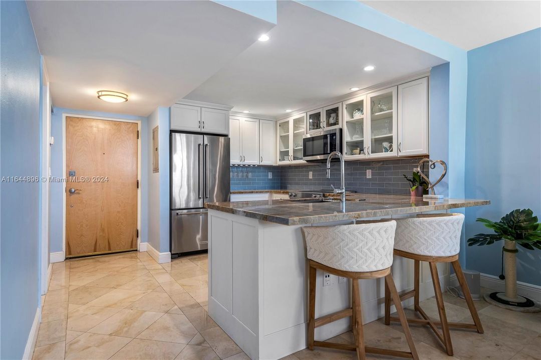 Active With Contract: $3,100 (1 beds, 1 baths, 972 Square Feet)