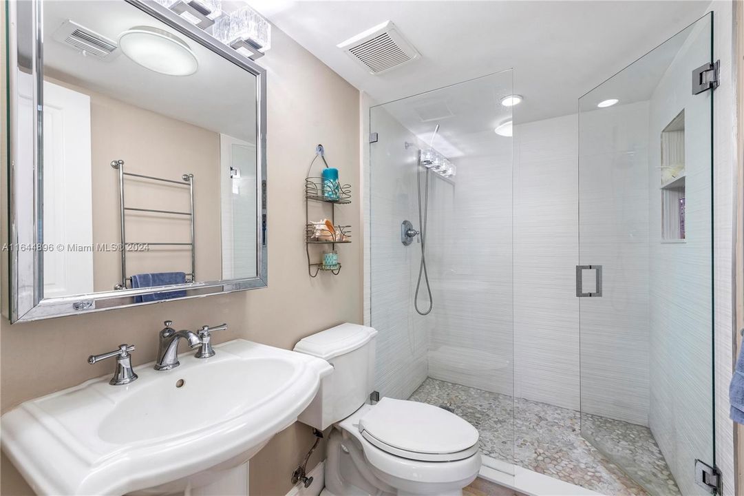 Active With Contract: $3,100 (1 beds, 1 baths, 972 Square Feet)