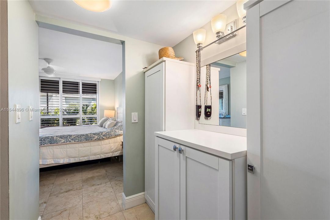 Active With Contract: $3,100 (1 beds, 1 baths, 972 Square Feet)