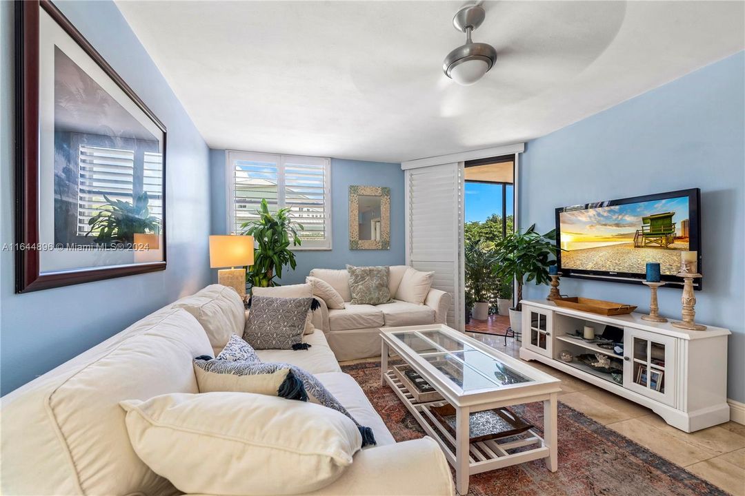 Active With Contract: $3,100 (1 beds, 1 baths, 972 Square Feet)