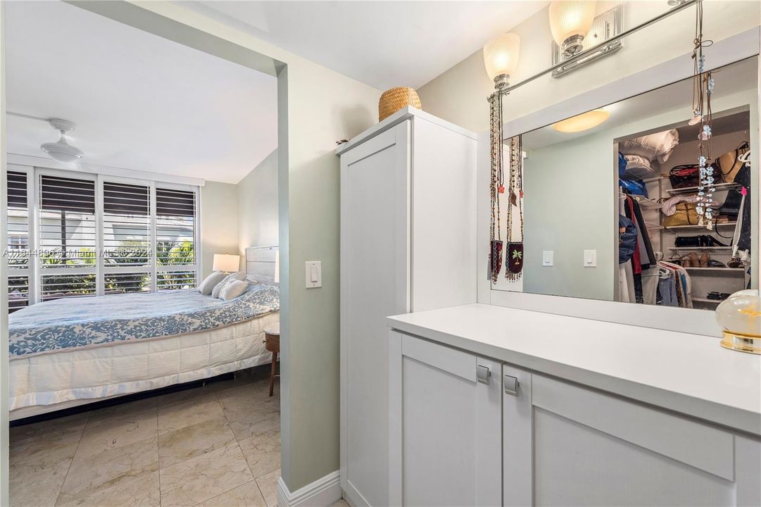 Active With Contract: $3,100 (1 beds, 1 baths, 972 Square Feet)