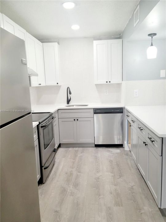 For Rent: $2,200 (2 beds, 2 baths, 910 Square Feet)