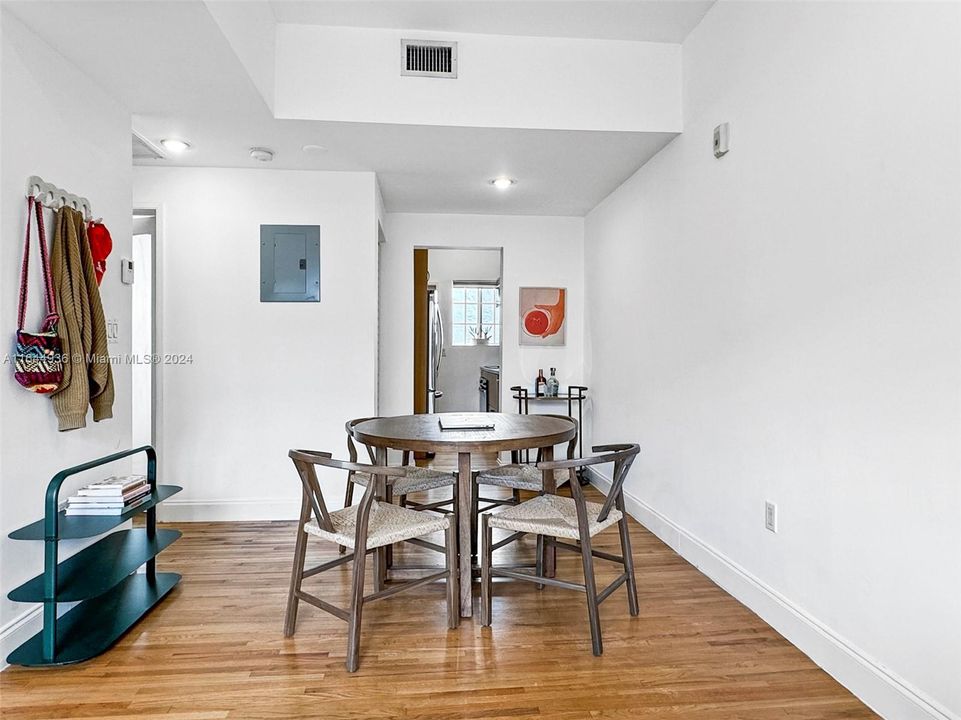 Active With Contract: $325,000 (1 beds, 1 baths, 734 Square Feet)