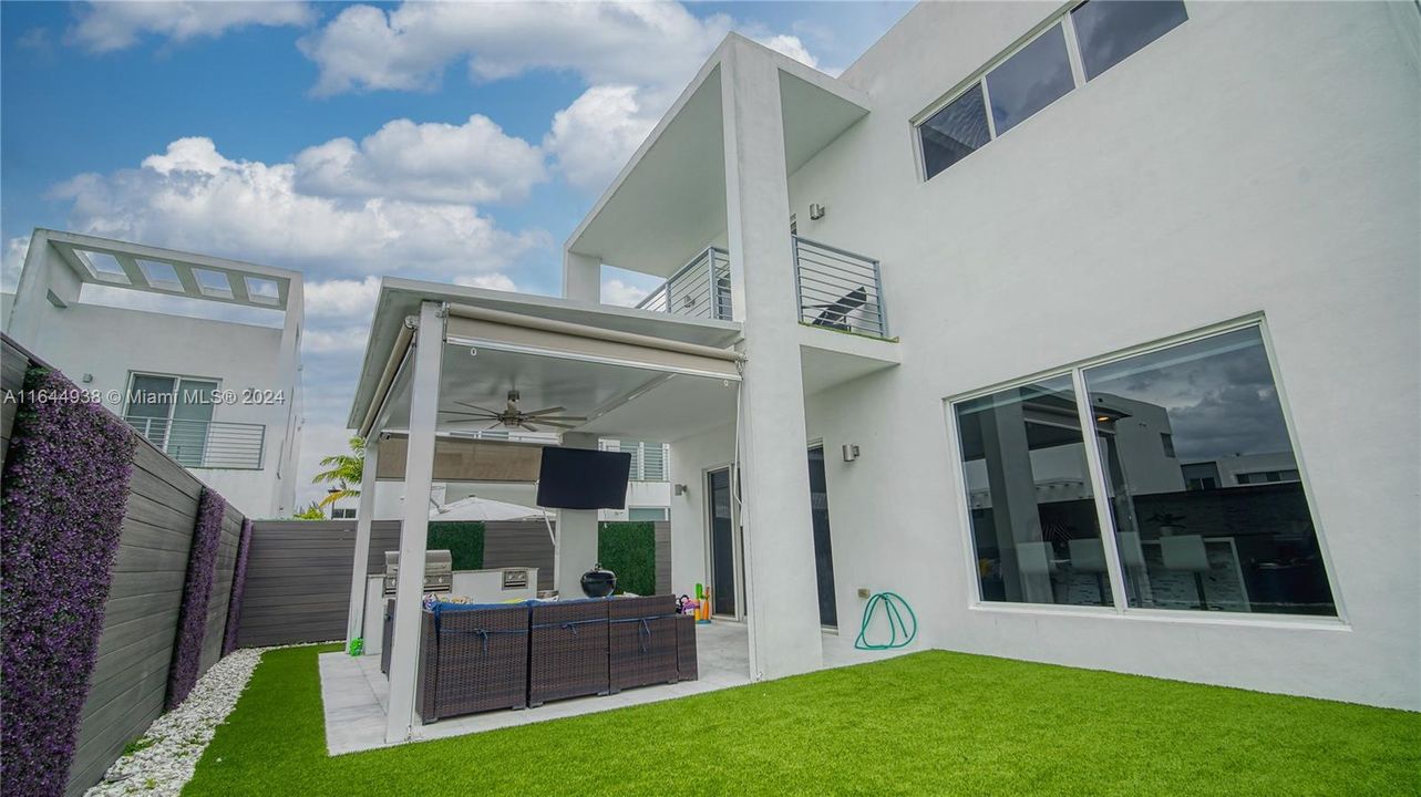 En Venta: $1,199,000 (5 camas, 5 baños, 3000 Pies cuadrados)