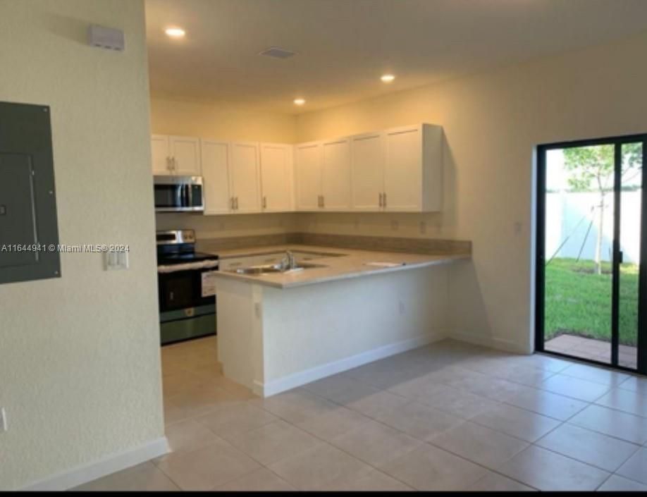 Active With Contract: $3,100 (3 beds, 2 baths, 1650 Square Feet)