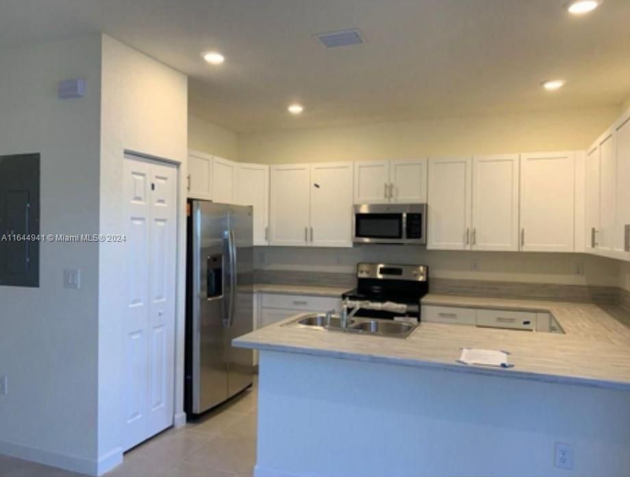 Active With Contract: $3,100 (3 beds, 2 baths, 1650 Square Feet)