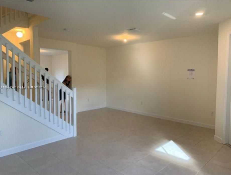 Active With Contract: $3,100 (3 beds, 2 baths, 1650 Square Feet)