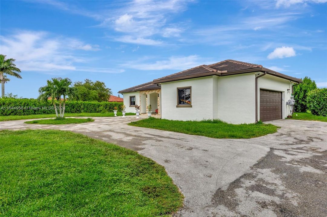 For Sale: $1,990,000 (4 beds, 3 baths, 2158 Square Feet)