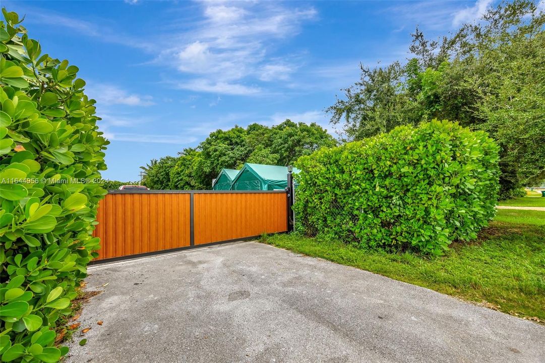 For Sale: $1,990,000 (4 beds, 3 baths, 2158 Square Feet)