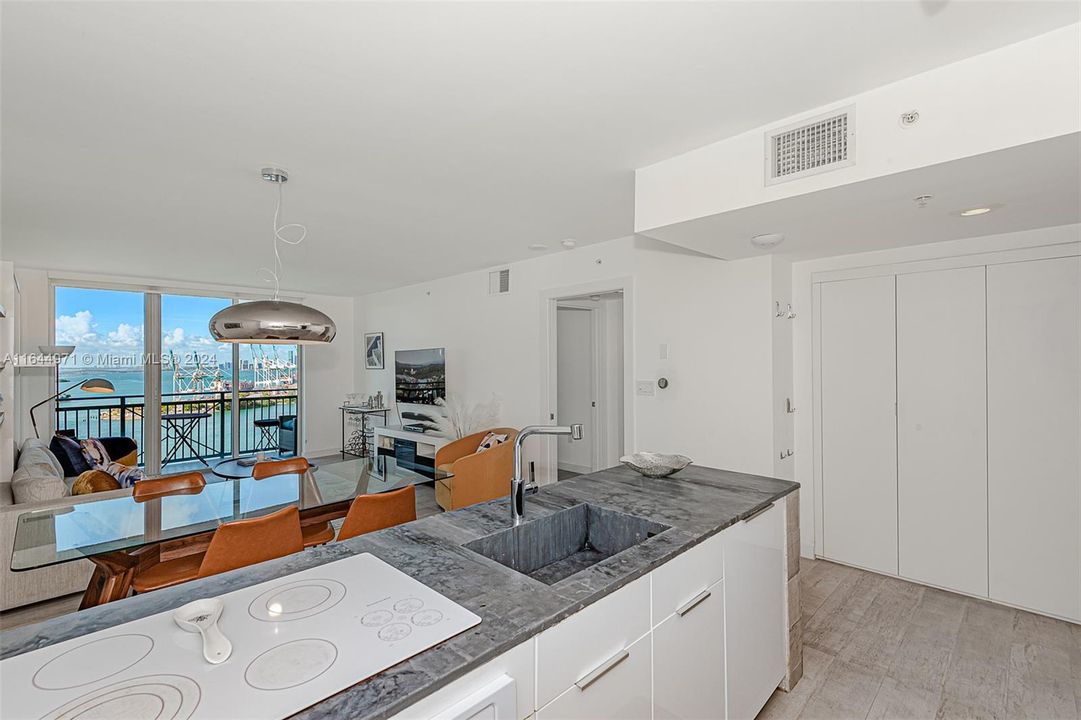 Active With Contract: $6,000 (1 beds, 1 baths, 780 Square Feet)