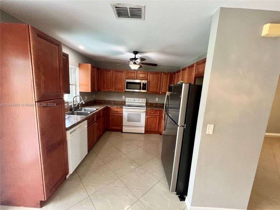 Recently Rented: $2,500 (3 beds, 2 baths, 1314 Square Feet)