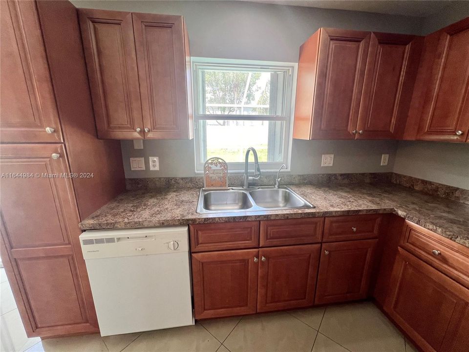 Recently Rented: $2,500 (3 beds, 2 baths, 1314 Square Feet)