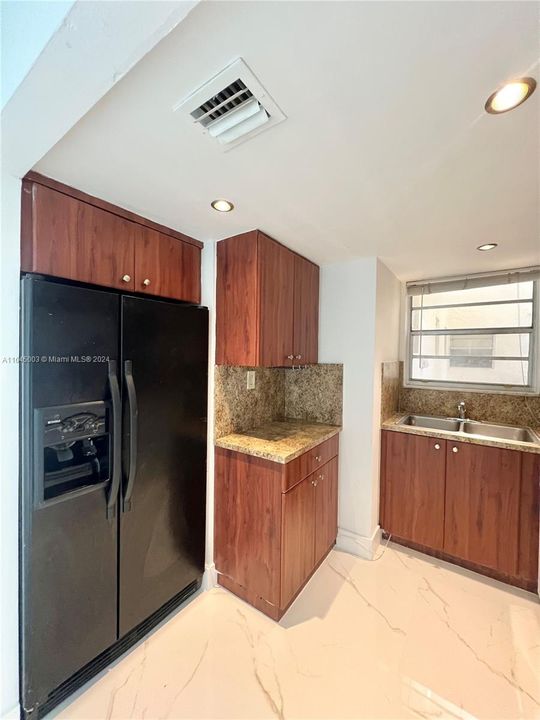 Active With Contract: $2,200 (2 beds, 2 baths, 971 Square Feet)