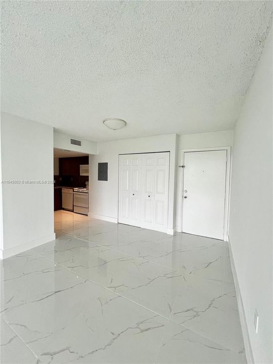 Active With Contract: $2,200 (2 beds, 2 baths, 971 Square Feet)