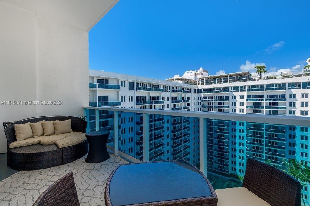 Active With Contract: $1,400,000 (1 beds, 1 baths, 840 Square Feet)