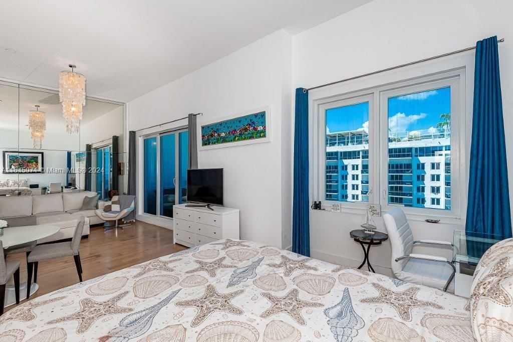 Active With Contract: $1,400,000 (1 beds, 1 baths, 840 Square Feet)