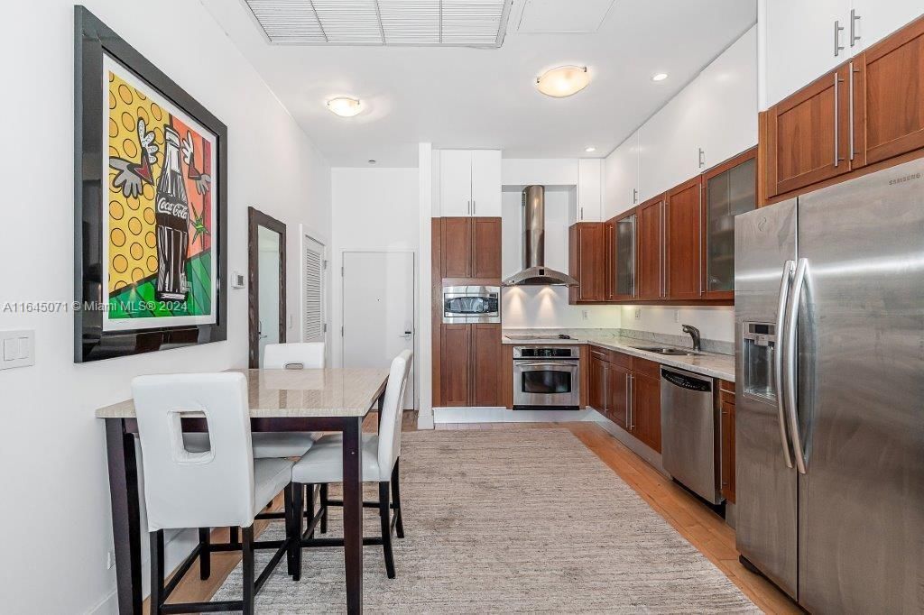 Active With Contract: $1,400,000 (1 beds, 1 baths, 840 Square Feet)