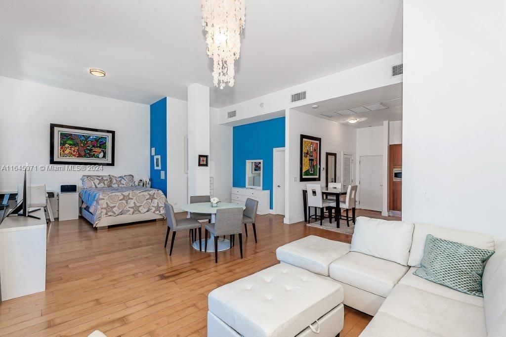 Active With Contract: $1,400,000 (1 beds, 1 baths, 840 Square Feet)