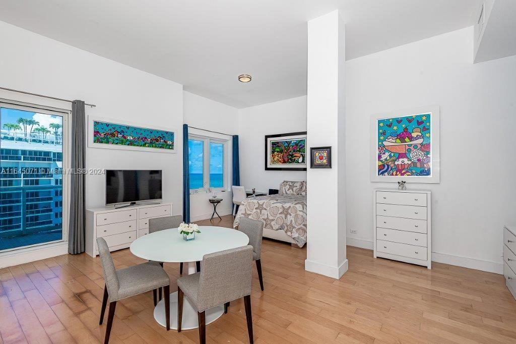 Active With Contract: $1,400,000 (1 beds, 1 baths, 840 Square Feet)