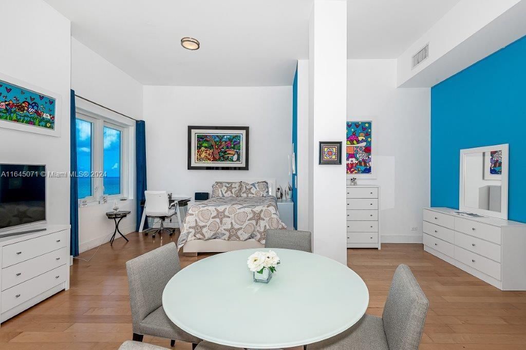 Active With Contract: $1,400,000 (1 beds, 1 baths, 840 Square Feet)