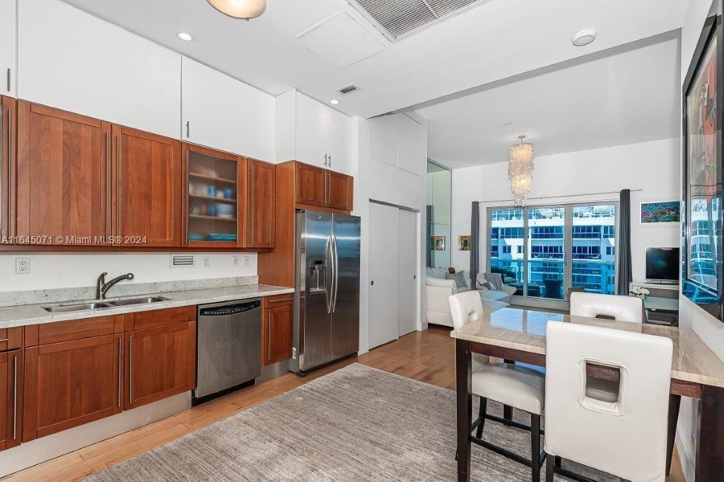 Active With Contract: $1,400,000 (1 beds, 1 baths, 840 Square Feet)