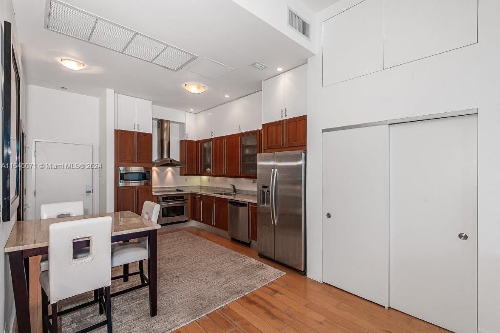 Active With Contract: $1,400,000 (1 beds, 1 baths, 840 Square Feet)