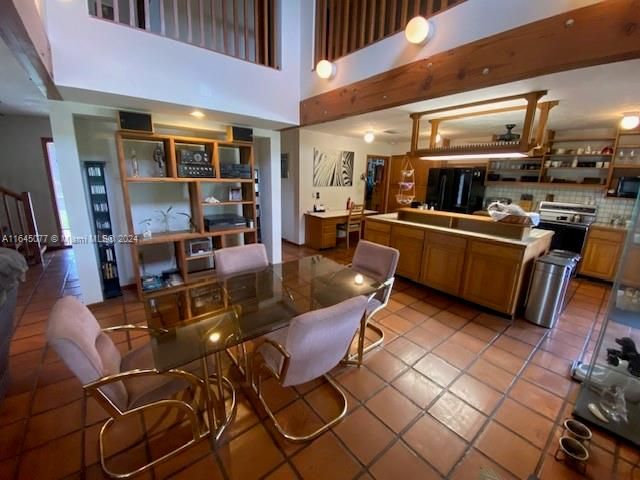 En Venta: $1,400,000 (3 camas, 2 baños, 2382 Pies cuadrados)