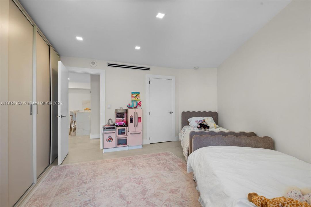 For Sale: $1,600,000 (2 beds, 2 baths, 1409 Square Feet)