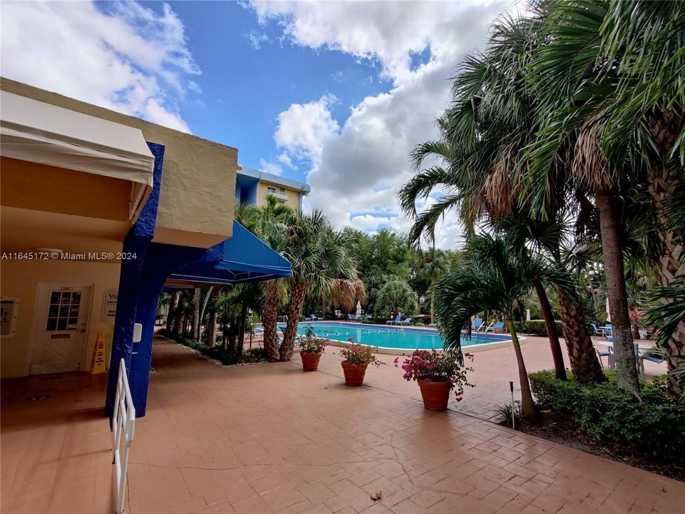 Active With Contract: $1,800 (1 beds, 1 baths, 598 Square Feet)