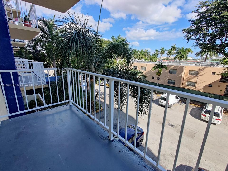 Active With Contract: $1,800 (1 beds, 1 baths, 598 Square Feet)