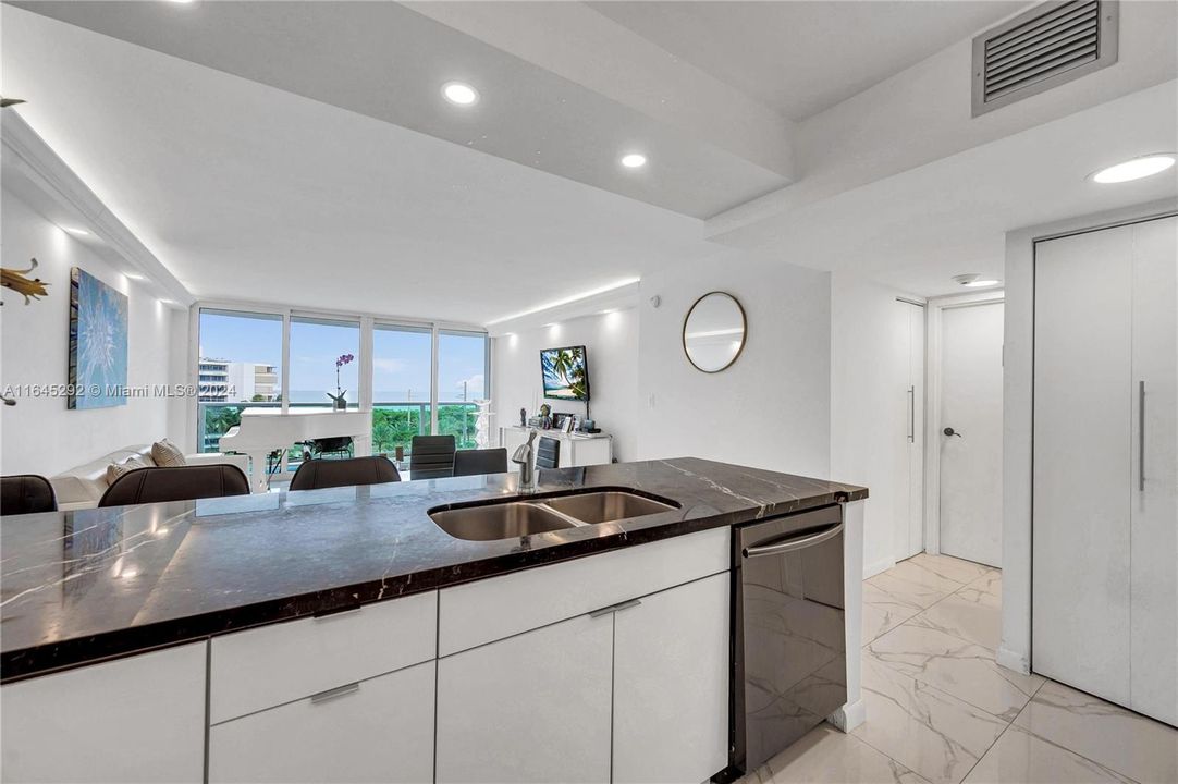 Active With Contract: $440,000 (1 beds, 1 baths, 991 Square Feet)