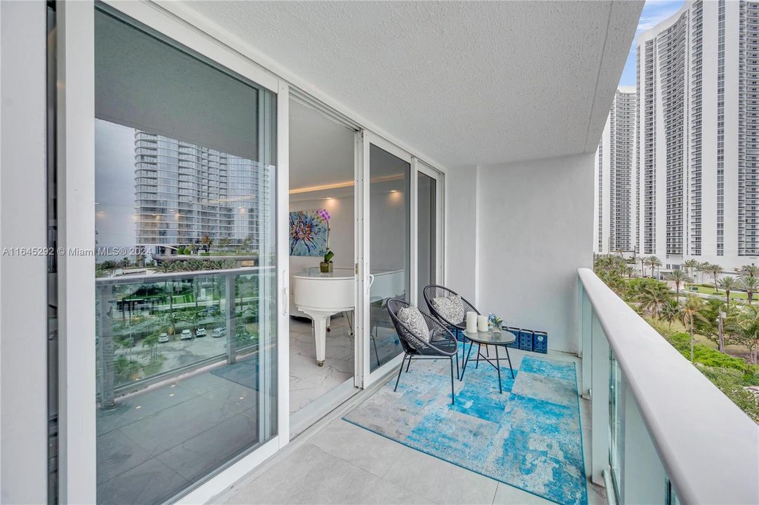 Active With Contract: $440,000 (1 beds, 1 baths, 991 Square Feet)