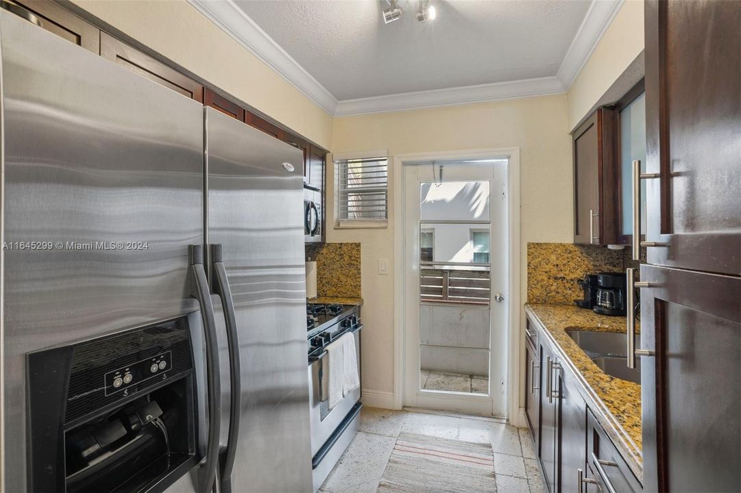 For Sale: $450,000 (1 beds, 1 baths, 693 Square Feet)