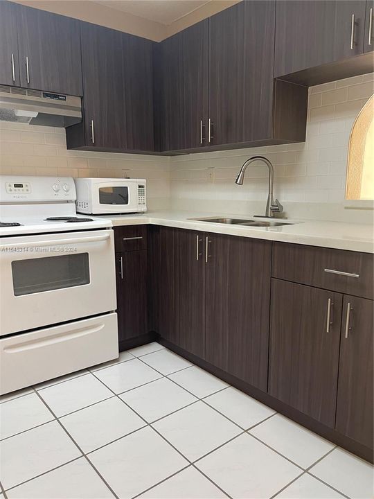 Active With Contract: $1,850 (1 beds, 1 baths, 725 Square Feet)