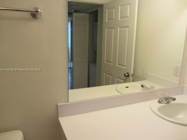 Active With Contract: $235,000 (1 beds, 1 baths, 796 Square Feet)